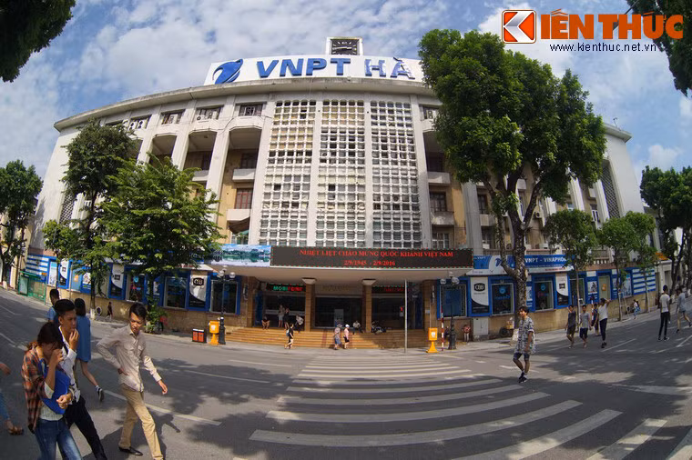 Vị trí Sở Bưu điện Hà Nội nằm trên đại lộ Francis Garnier (nay là phố Đinh Tiên Hoàng), vốn là vị trí của chùa Báo Ân. Năm 1888, người Pháp đã phá hủy chùa để xây nhà bưu điện.