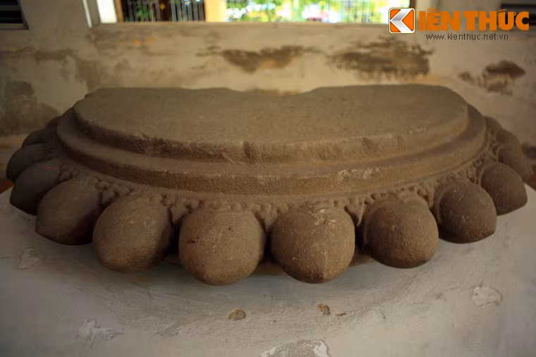 Được thể hiện dưới dạng cách điệu, số lượng bầu ngực trên mỗi bệ đài lên đến hàng chục. Theo các nhà nghiên cứu, không nền văn hóa nào trong khu vực cũng như trên thế giới có loại hình trang trí như vậy.