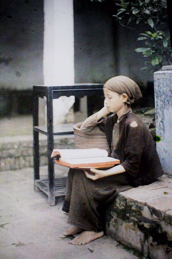 Chú tiểu đọc kinh trong chùa Viên Minh, Phú Xuyên, Hà Nội. Ảnh: Léon Busy.