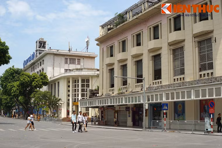 Năm 1943, Sở Bưu điện Hà Nội xây dựng thêm một tòa nhà mới nằm ở góc đại lộ Francis-Garnier và phố Fourès (nay là phố Đinh Lễ). Tòa nhà này do kiến trúc sư Henri Cerutti thiết kế.