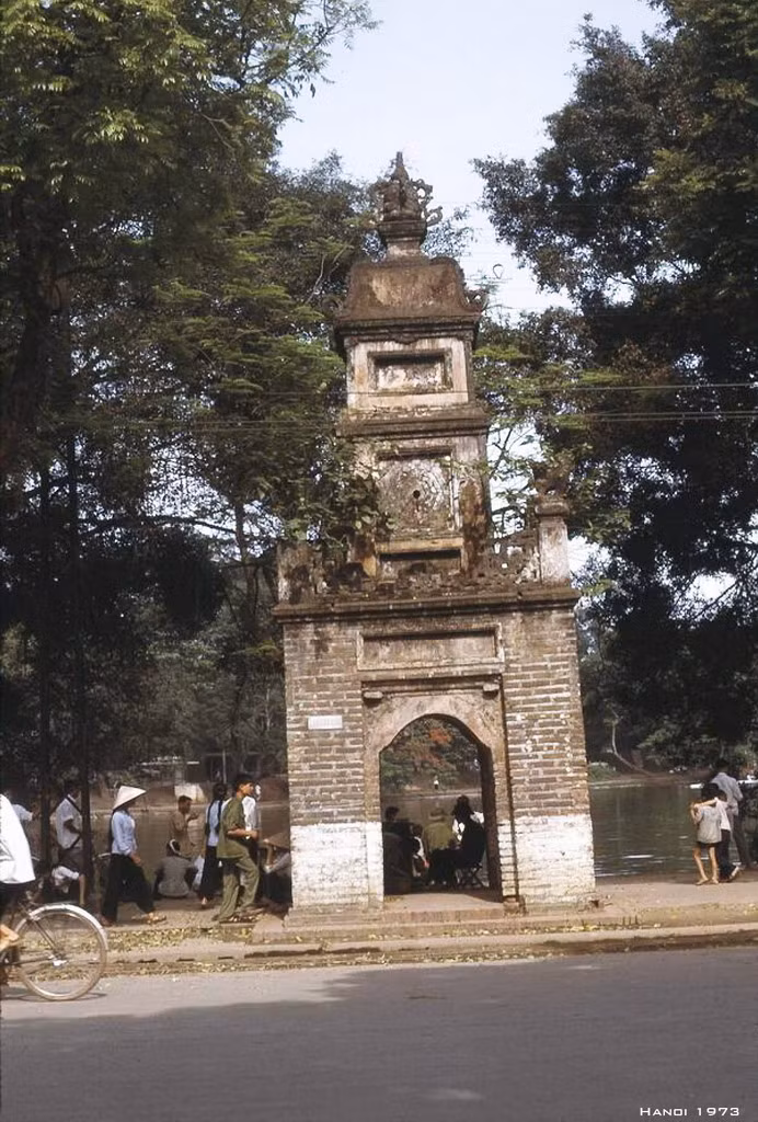 Tháp Hòa Phong bên bờ hồ Hoàn Kiếm. Ảnh: Manhhai Flickr.