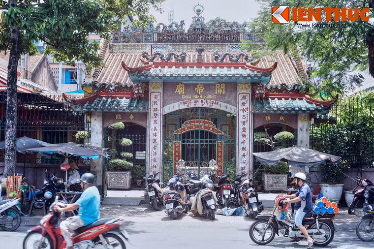 Theo sử sách, hội quán do nhánh người Hoa Minh Hương nguyên quán ở 7 phủ thuộc 3 tỉnh Quảng Đông, Phước Kiến, Triết Giang (Trung quốc) xây dựng trên cơ sở vật chất của nguyên Hội quán An Hòa từ năm 1865. Đến năm 1902, công trình được xây dựng lại với qui mô như ngày nay.