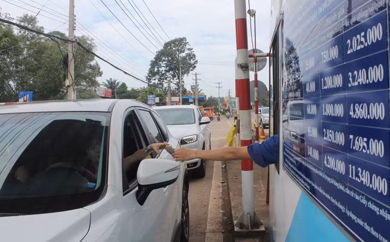 Theo ghi nhận của PV Kiến Thức, suốt trong ngày đầu tiên, việc thu phí diễn ra bình thường.