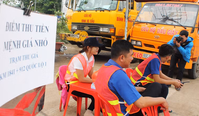 Lãnh đạo Công an tỉnh Đồng Nai cho biết, nếu thấy tài xế sử dụng tiền lẻ mua vé, CSGT sẽ phối hợp với nhân viên thu phí hướng dẫn họ qua trạm, đến vị trí kiểm đếm cách đó khoảng 20m để giải quyết.