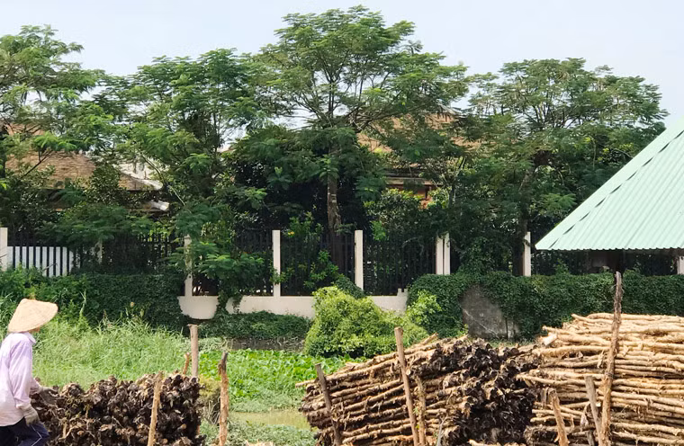 Theo hồ sơ của UBND huyện Bình Chánh, thửa đất nói trên có diện tích gần 3000m2 là đất ở tại đô thị, thời gian sử dụng lâu dài, do Phó Chủ tịch UBND huyện Bình Chánh Nguyễn Văn Trường ký giấy chứng nhận cho bà Nguyễn Phước Thiên Anh vào ngày 28/10/2014.