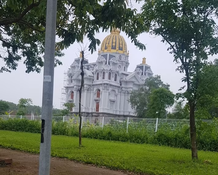 Công trình được xây vài năm trước và đang trong giai đoạn hoàn thiện.