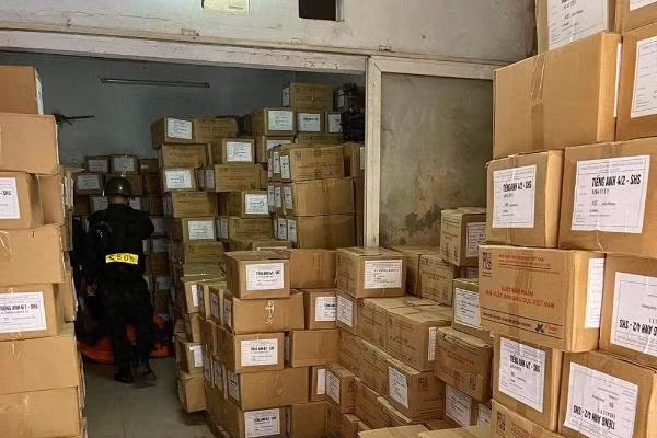 Khởi tố 22 bị can vụ án Công ty Phú Hưng Phát: Ngày 6/4, Cơ quan CSĐT Bộ Công an khởi tố bị can đối với 22 đối tượng, cùng về tội danh “Sản xuất, buôn bán hàng giả” thuộc nhóm in ấn, làm tem giả, gia công và tiêu thụ sách giả. Trong đó có 3 bị can Văn Thị Hiền - chủ Nhà sách Hiền Long, Đỗ Văn Được - chủ Shop Bống &amp; Bin) và Phan Thị Thanh Thoan (giáo viên) bị bắt giam. 19 người còn lại bị cấm rời nơi cư trú. Các đối tượng đã có hành vi giúp sức cho đối tượng chủ mưu Cao Thị Minh Thuận, Giám đốc Công ty Phú Hưng Phát, chủ Nhà sách Minh Thuận sản xuất, buôn bán hàng giả hoặc mua sách giả với số lượng đặc biệt lớn để bán thu lời.