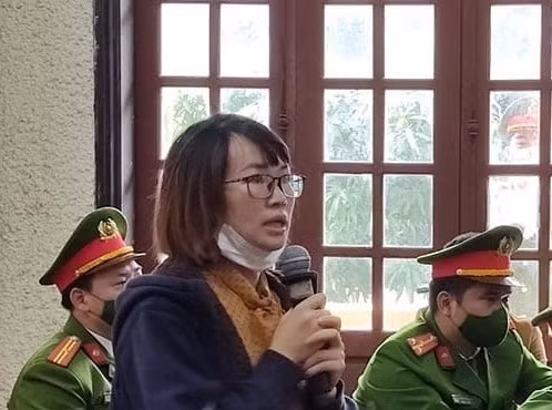 Bị cáo Mừng xin giảm nhẹ hình phạt đối với tội che giấu tội phạm, đồng thời cho rằng không phạm tội xâm phạm thi thể, hài cốt do không tham gia, giúp sức vào việc chôn, đốt xác bị hại. 