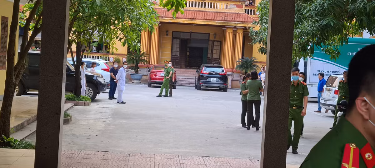 Trường hợp không có sự thỏa thuận giữa người có chức vụ quyền hạn với người của doanh nghiệp về việc dùng tiền để mua chuột cán bộ thì sẽ không xử lý về tội đưa hối lộ và nhận hối lộ. Tuy nhiên, nếu có hành vi thỏa thuận về việc đưa tiền để thực hiện công việc theo yêu cầu thì đây là hành vi đưa hối lộ và nhận hối lộ. Hành vi này có thể cấu thành một tội độc lập.