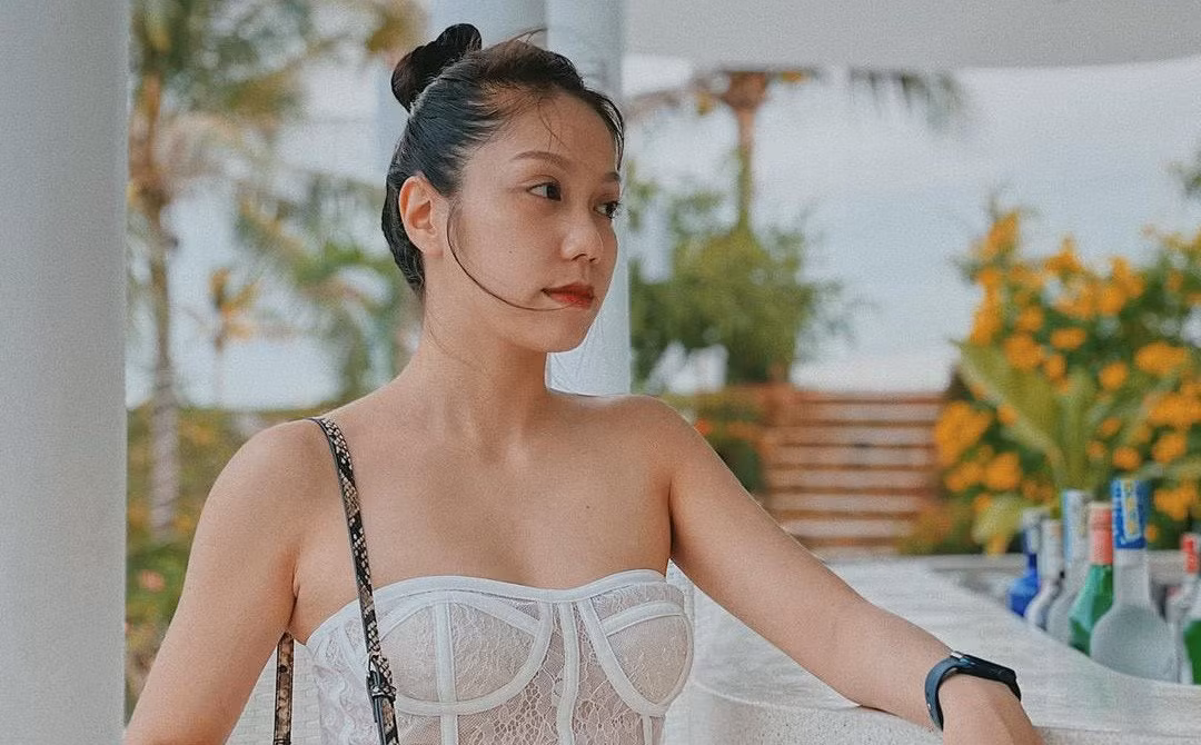 Phục hồi camera ghi nhận hình ảnh những ngày tháng trước đó, cảnh sát phát hiện, Trang nhiều lần bạo hành, đánh đập bé và đều có sự chứng kiến của Thái nhưng Thái không can ngăn. Thái cũng thừa nhận đã nhiều lần chứng kiến con gái mình bị Trang đánh, chính Thái cũng có lần cầm cây đánh con. Thái biết Trang dùng roi, cây để đánh con mình nhiều lần, gây thương tích ở một số vùng nguy hiểm trên cơ thể nhưng Thái không nghĩ đến hậu quả xảy ra nên vẫn để Trang “dạy dỗ” con mình.