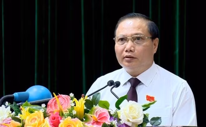 Phó Bí thư Tỉnh ủy Ninh Bình: Từ lùm xùm xe biển xanh đến kỷ luật… cảnh cáo - Hình 2 Pho Bi thu Tinh uy Ninh Binh: Tu lum xum xe bien xanh den ky luat… canh cao-Hinh-2