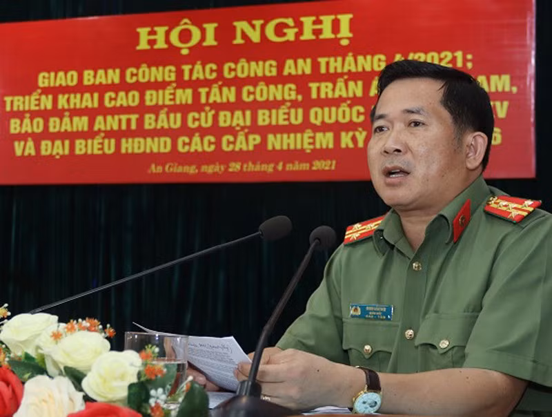 “Trong đó, chú trong công tác nghiệp vụ cơ bản, phân công phân cấp cụ thể trong công tác quản lý đối tượng, quản lý địa bàn để tổ chức đấu tranh. Triển khai đồng bộ các biện pháp nghiệp vụ nhắm vào các đối tượng cầm đầu, tổ chức, chủ mưu để tập trung triệt phá không để hình thành nhiều đường dây, tồn tại lâu dài gây bức xúc trong nhân dân; tập trung điều tra dứt điểm các vụ án, trọng án, đặc biệt là các vụ án do Trung ương, Tỉnh ủy theo dõi chỉ đạo và báo cụ thể Ban Giám đốc nắm để từ đó có những chỉ đạo sát sao, đẩy nhanh tiến độ điều tra làm rõ”, đại tá Nơi nói. 