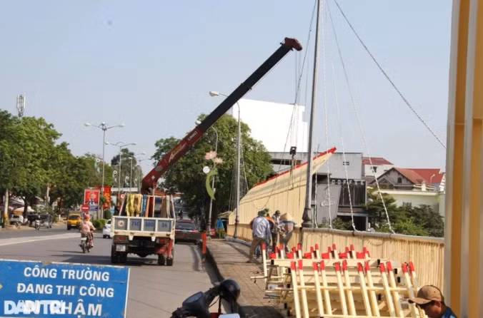 Quang Tri: Thao do cac hang muc trang tri cau “ky quai