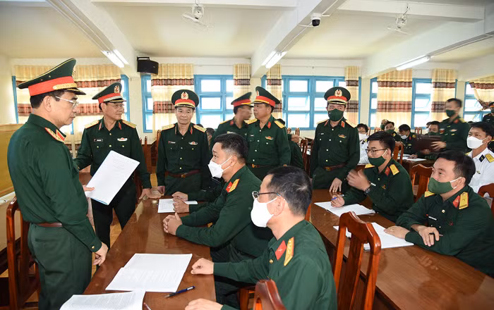 Thông báo về tình hình thế giới, khu vực, hoạt động đối ngoại quốc phòng nổi bật, Đại tướng Phan Văn Giang yêu cầu cán bộ, giảng viên, học viên của Học viện theo dõi chặt chẽ những diễn biến nhanh chóng, phức tạp, khó lường của tình hình chính trị an ninh thế giới, nghiên cứu các cuộc chiến tranh, xung đột quân sự gần đây để viết tài liệu bổ sung trong chương trình đào tạo. (Ảnh: Mod)