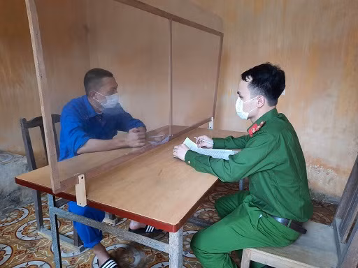 Hải Dương: Bắt 2 đối tượng “tín dụng đen”, lãi suất lên đến 182%/năm Hai Duong: Bat 2 doi tuong “tin dung den”, lai suat len den 182%/nam