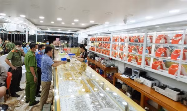 Bộ này thông tin, hiện cơ quan thuế vẫn đang phối hợp với Cơ quan Cảnh sát điều tra, đồng thời chỉ đạo các cơ quan thuế tăng cường kiểm tra giám sát các doanh nghiệp kinh doanh vàng bạc đá quý trên địa bàn quản lý.