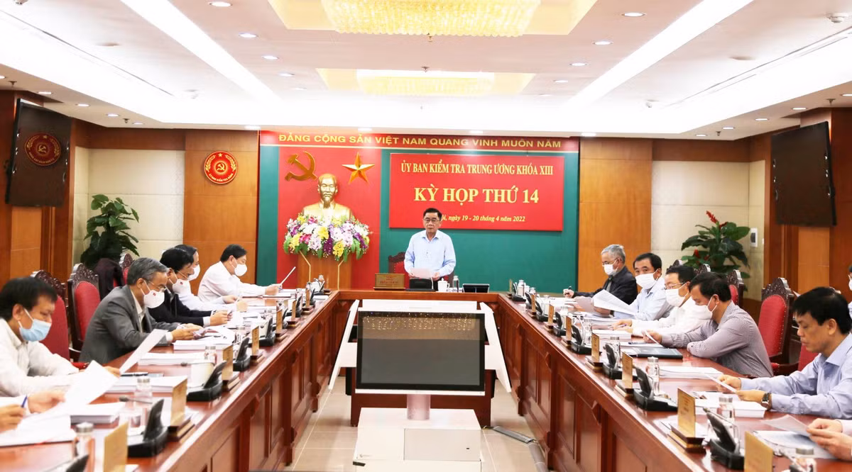 Vi pham dau thau mua sam TBYT, tuong Tong Manh Chinh bi canh cao