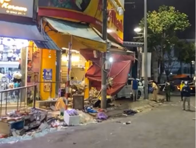 Được biết, trước khi lao vào tiệm bánh mì chiếc xe này cũng đã va chạm với một phương tiện khác trên đường và người lái xe có biểu hiện không làm chủ tốc độ và có nồng độ cồn trong khí thở, luật sư Cường cho rằng, rất có thể người điều khiển phương tiện này đã không làm chủ tốc độ bởi có nồng độ cồn khi tham gia giao thông.