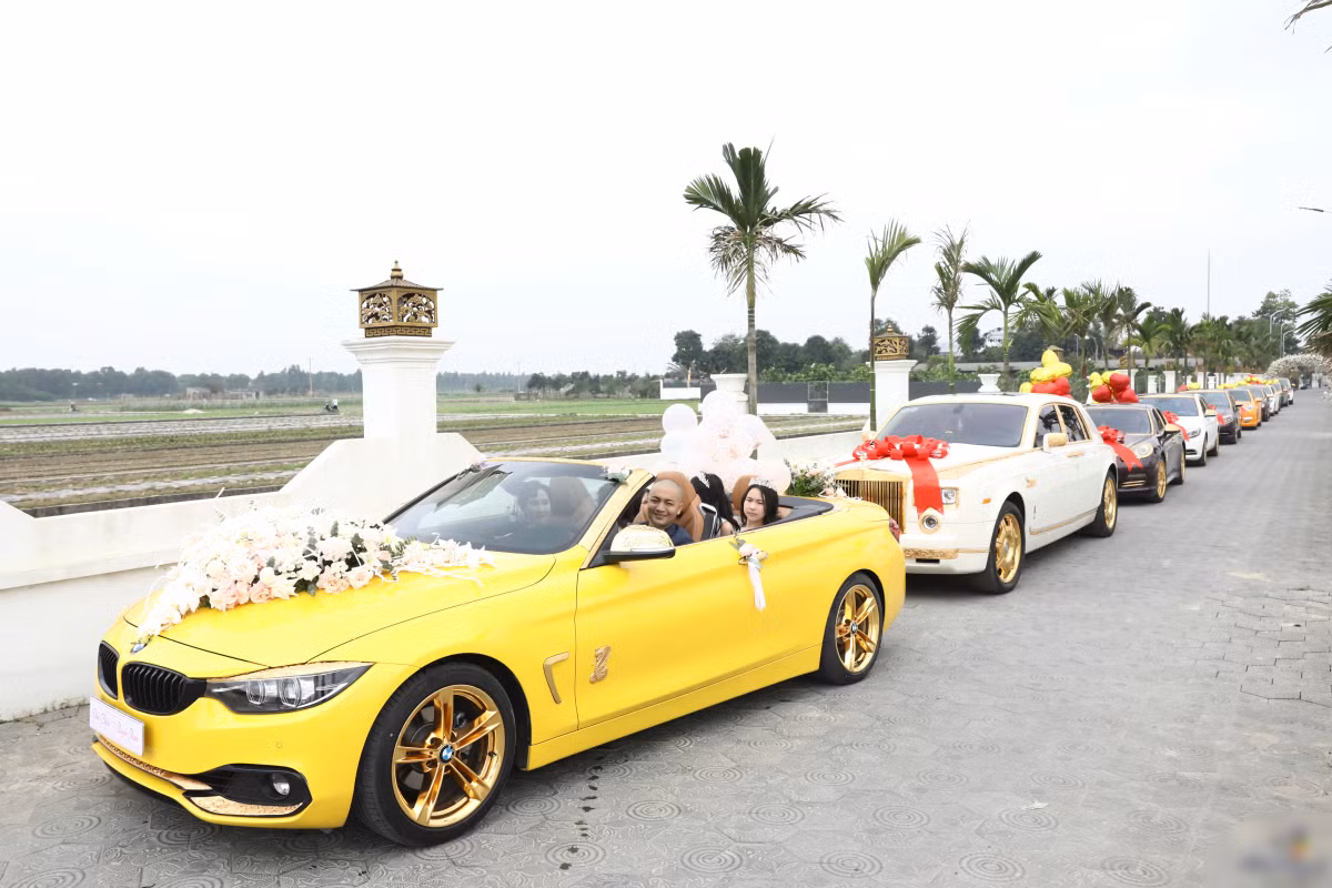 Kể thêm với PV về bữa tiệc kỷ niệm 15 năm ngày cưới khiến nhiều người ngưỡng mộ, anh từng trải qua cuộc sống hôn nhân với người vợ đầu nhưng sau thời gian, hai vợ chồng không chung hòa được nên người vợ đầu bỏ đi. Gặp người vợ bây giờ, khi đó do có một đời vợ nên đằng ngoại không đồng ý cho con gái lấy nhưng khi đó, vợ anh vẫn quyết lên chung sống cùng dù cả họ lên tìm. “Trải qua giai đoạn khó khăn đến khi cuộc sống khá giả hơn nên tôi tổ chức 15 năm ngày cưới để kỷ niệm”. 