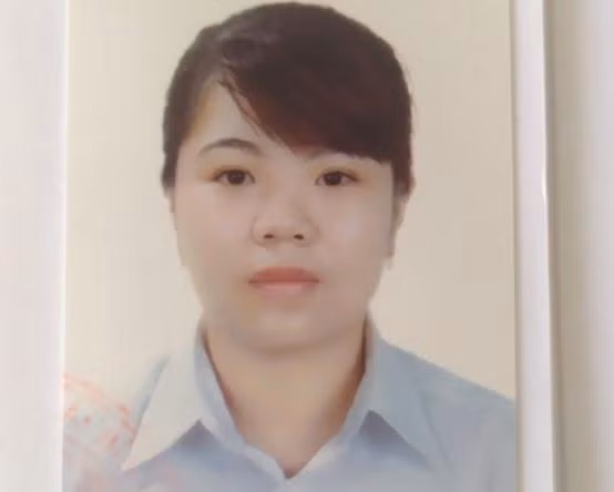  Cô gái ở Thái Bình lừa 9 tỷ từ lời hứa mua đất giá rẻ. Phòng CSĐT tội phạm về kinh tế, tham nhũng, buôn lậu, Công an Thái Bình vừa khởi tố, cấm đi khỏi nơi cư trú Vũ Thị Thục (31 tuổi, huyện Thái Thụy) để điều tra về hành vi "Lừa đảo chiếm đoạt tài sản". Bằng thủ đoạn nói với những người đang có nhu cầu mua đất về việc bản thân mua được nhiều lô đất giá rẻ nhưng bản thân không đủ tiền nên đề nghị các bị hại góp vốn, hứa hẹn thanh toán trả tiền gốc và chia lợi nhuận, chỉ trong vòng 1 tháng cuối năm 2021, Thục đã lừa đảo chiếm đoạt tài sản của nhiều người, với số tiền lên tới trên 9 tỷ đồng.