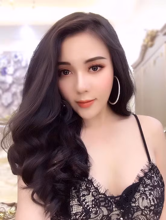 Không chỉ sở hữu gương mặt xinh đẹp, cuốn hút, Hà My còn rất tự hào về thành tích học tập khi cô đã có 16 năm theo học tiếng Pháp. Năm lớp 11, không những vậy cô từng giành giải nhì Quốc gia môn ngoại ngữ này.