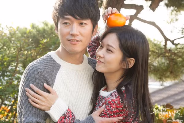 Jang Nara vẫn giữ nguyên khuôn mặt tươi trẻ, rạng rỡ như lần đầu hợp tác vào năm 2002. Trong khi đó, Jang Hyuk đã lộ rõ dấu vết thời gian trên khuôn mặt.