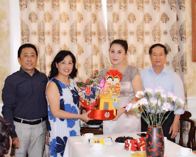 Cách đây ít ngày, vợ chồng nghệ sĩ Hương Dung đã làm lễ dạm ngõ cho con trai Hà Duy. Nữ nghệ sĩ chia sẻ: "Lễ dạm ngõ đã hoan hỉ, giờ chỉ còn chờ ngày lành tháng tốt là hai họ sẽ có dâu hiền, rể thảo. Gia đình hai bên rất xúc động khi nhận được nhiều lời chúc từ khắp mọi miền gửi tới. Sau lễ dạm ngõ ít giờ là Hà Duy lại tiếp tục lên đường làm nhiệm vụ.