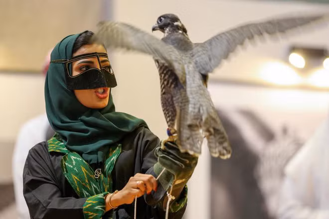 Người phụ nữ Ả-rập Saudi mang theo chim cắt tham gia lễ hội săn bắn ở Riyadh, Ả-rập Saudi. (Nguồn Guardian)