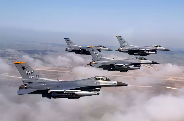 Nếu như nước Nga có xe tăng T-90, tiêm kích Sukhoi Su-30/35, tàu ngầm Kilo, súng trường AK-12… thì NATO cũng có những vũ khí tối tân không hề kém cạnh với khả năng tác chiến đáng sợ, cũng khiến cho người Nga không khỏi lo ngại.