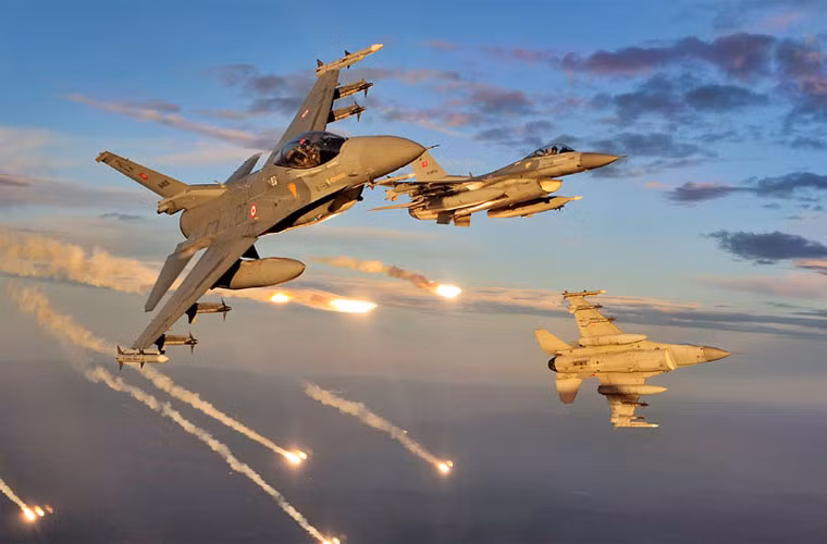 Chiến đấu cơ đa năng F-16 được đánh giá cao ở sự linh hoạt, cơ động như dòng máy bay MiG của Nga. Trong khi đó, khả năng mang vác vũ khí của F-16 vượt trội hơn so với MiG-29 với 7,7 tấn tên lửa đối không/đối đất/đối hải và bom dẫn đường.