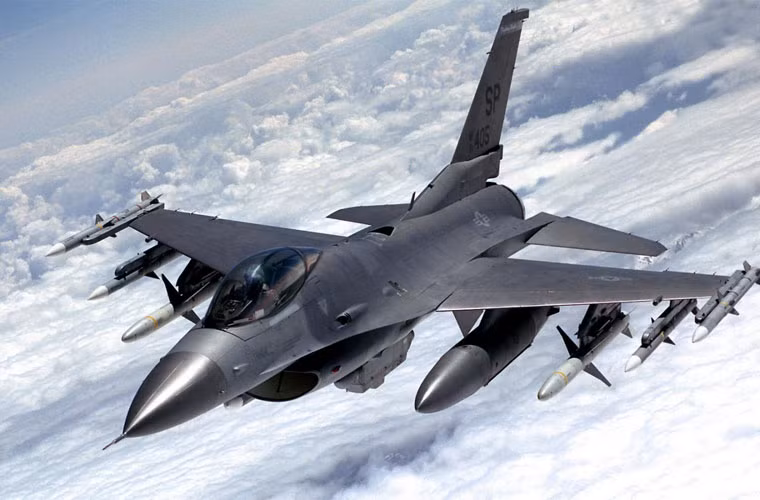 Một trong những thứ vũ khí nguy hiểm nhất của NATO chính là tiêm kích đa năng F-16 do Mỹ sản xuất. Hiện mẫu tiêm kích này có mặt trong thành phần trang bị của rất nhiều nước thành viên NATO gồm Bỉ, Đan Mạch, Hy Lạp, Hà Lan, Na Uy, Ba Lan, Bồ Đào Nha…