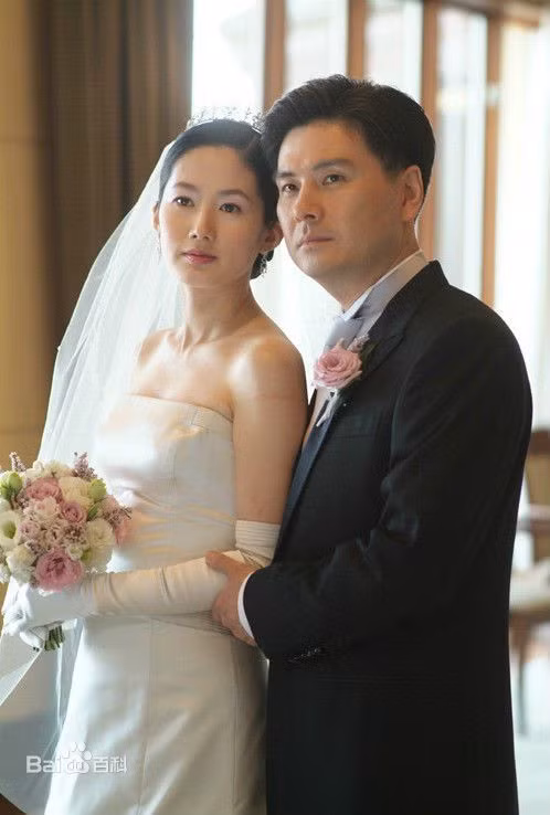 Tháng 9/2005, nữ diễn viên sinh năm 1972 xuất hiện trở lại trên các phương tiện truyền thông khi cô tuyên bố kết hôn với chính trị gia Ji Sang Wook. Đám cưới của cô được tổ chức bí mật tại khách sạn Sheraton Grande Walkerhill ở Seoul vào ngày 18/10/2005 với sự tham gia của 150 khách mời. (Ảnh: Baidu)