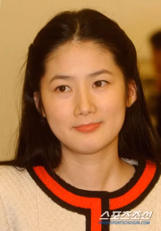 Khán giả truyền hình nhớ Shim Eun Ha qua các bộ phim như: Cú nhảy cuối cùng, Cạm bẫy tuổi trẻ, Giáng Sinh tháng 8… từ những năm 90-2000. Thời điểm này cô được mệnh danh là nữ thần màn ảnh Hàn bởi vẻ đẹp thanh khiết và những vai diễn gây ấn tượng. (Ảnh: sportschosun)