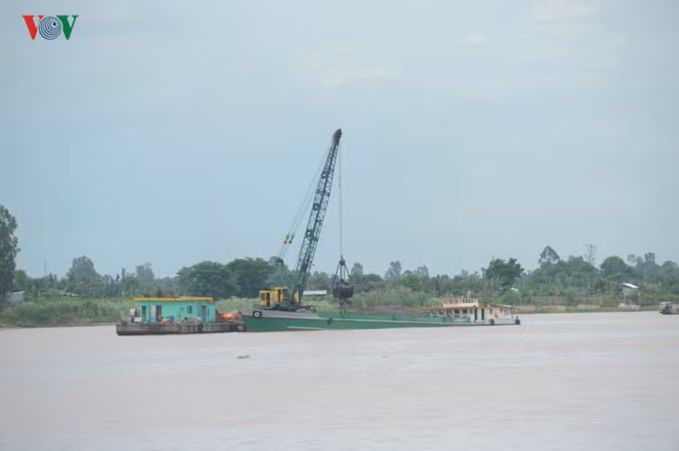 Như vậy, nhiều tuyến quốc lộ và khu dân cư ở sẽ bị “nuốt chửng”. Hiện tại các tỉnh ven sông Tiền, sông Hậu có khoảng 20 khu vực sạt lở với tốc độ hơn10m/năm, gần 40 khu vực sạt lở với 5 đến 10m/năm, gần 30 khu vực sạt lở với tốc độ nhỏ hơn 5m/năm”. Nguyên nhân chính của việc gây nên sạt lở bờ sông hiện nay là do thời gian qua việc khai thác cát lòng sông quá mức.