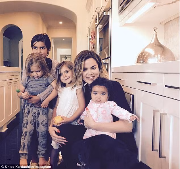 Có tin cho hay, em gái của Kim, Khloe Kardashian đang xem xét việc mang thai hộ chị gái. (Ảnh: Instagram)