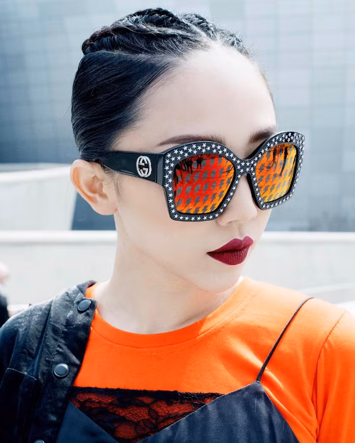 Người đẹp quyến rũ như những quý cô xưa với mái tóc uốn phồng cổ điển nhưng vẫn nổi loạn với phần tóc tết Skrillex lệch sát da đầu.