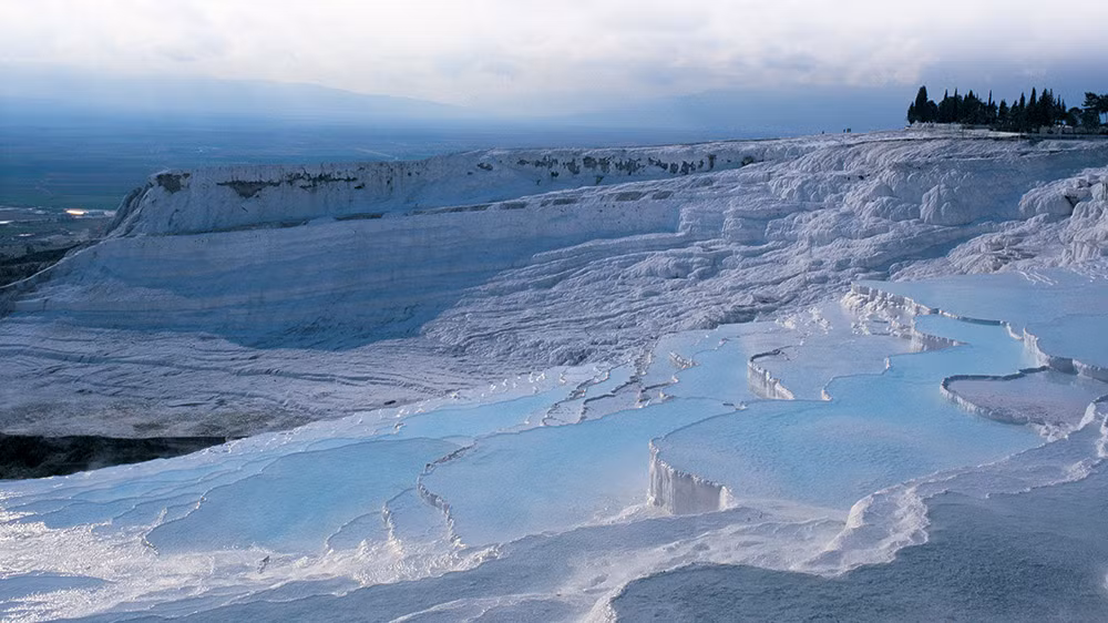 10. Hồ bậc thang đá vôi Pamukkale Hệ thống hồ bậc thang đá vôi nổi tiếng của Thổ Nhĩ Kỳ này được tạo thành từ nước của 17 suối nước nóng trong Pamukkale (có nghĩa là ‘lâu đài bông’). Hồ vô tận này trông thật lạnh lẽo với làn nước xanh thẳm xen giữa những bậc thang trắng như băng tuyết. Nhưng trên thực tế, nhiệt độ nước có thể lên tới 100 °C, do đó tạo nên một trải nghiệm thị giác hoàn toàn trái ngược với cảm nhận xúc giác, khiến cho Di sản thế giới được UNESCO công nhận này trở nên độc nhất vô nhị.