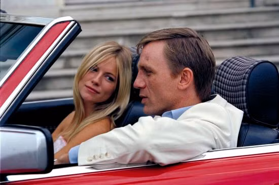Trong thời gian chia tay hôn phu, có tin Sienna Miller cặp kè với nam diễn viên Daniel Craig, bạn diễn của cô trong phim Layer Cake. (Ảnh: Sony Pictures)