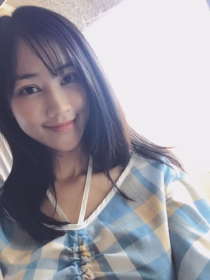 Maya cho biết cô không dao kéo để thay đổi nét mặt mà chỉ muốn trẻ hóa khuôn mặt khi các cơ đã bị mất đàn hồi khiến khuôn mặt bị chảy xệ. Ngoài mặt, Maya còn nâng cấp vòng 1 cho săn chắc hơn sau một thời gian sinh và cho con bú.