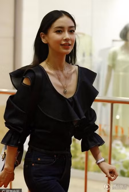 Sau hơn một tháng trở lại với công việc, Angelababy xuống cân ghê gớm tới mức lộ rõ xương xẩu trông rất ốm yếu. Đây được cho là hậu quả của việc chạy sô quá nhiều sau khi sinh con trong khi vốn Angelababy tạng người gầy. (Ảnh: QQ)