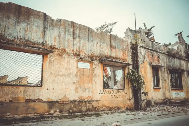 Phía bên ngoài, phần lớn các phân xưởng đã được phá bỏ gần hết. (Ảnh: Minh Sơn/Vietnam+) 
