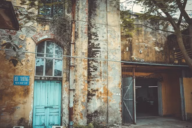 Một hội trường nhà máy Sợi mang đậm nét kiến trúc Pháp cổ. (Ảnh: Minh Sơn/Vietnam+)