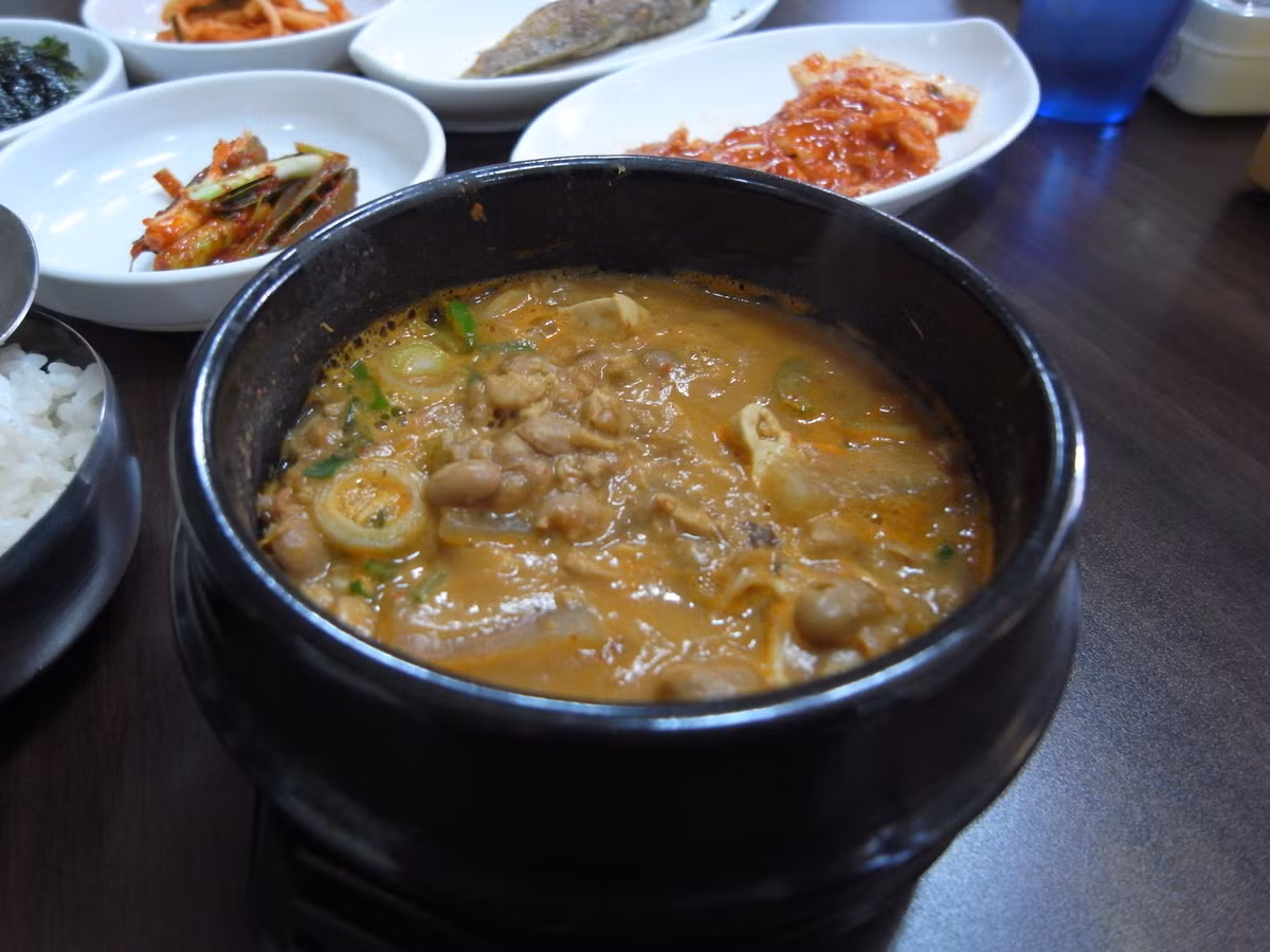 Món súp cá ương (Cheonggukjang) được làm từ đậu nành lên men. Nó có mùi tương tự mùi cá chết lâu ngày. Không ít người Hàn Quốc cũng không thể thưởng thức món ăn nặng mùi này.