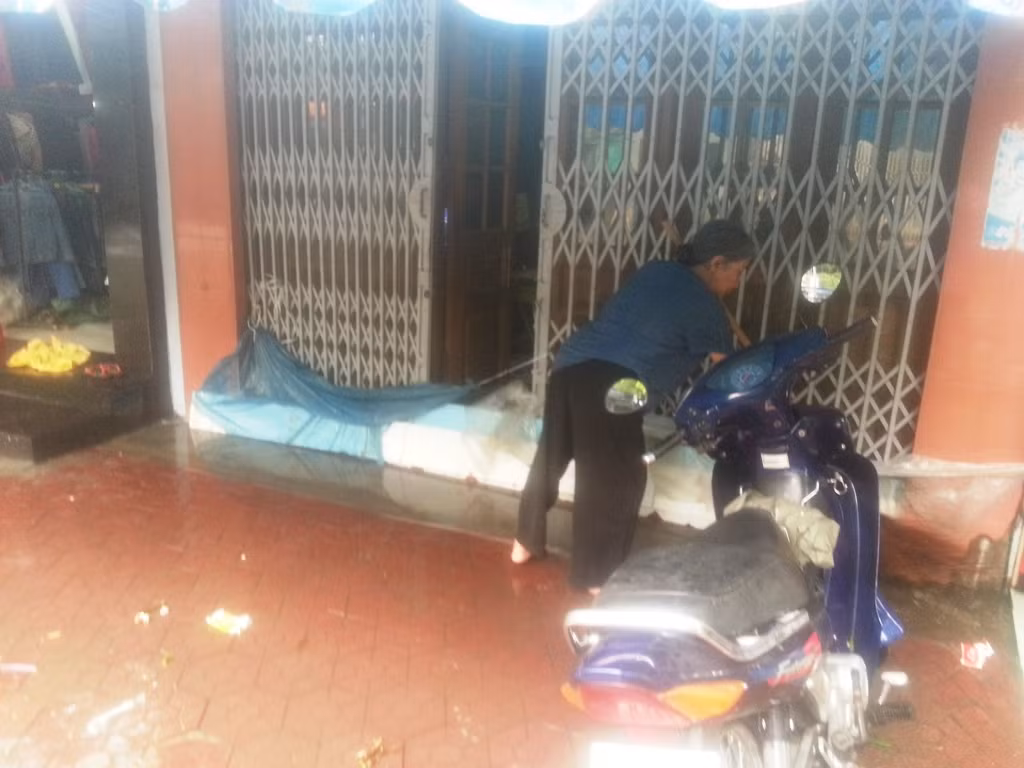 Nhiều người dân phải xếp thùng xốp để ngăn nước và rác thải tràn vào nhà.