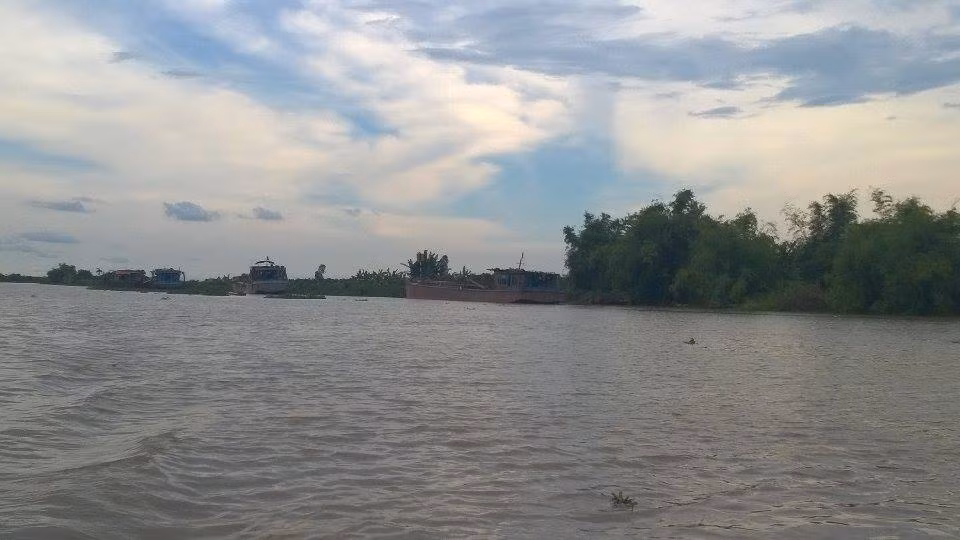 Ban ngày nhiều tàu cát lớn đỗ sát ven bờ chờ thời điểm hút cát.