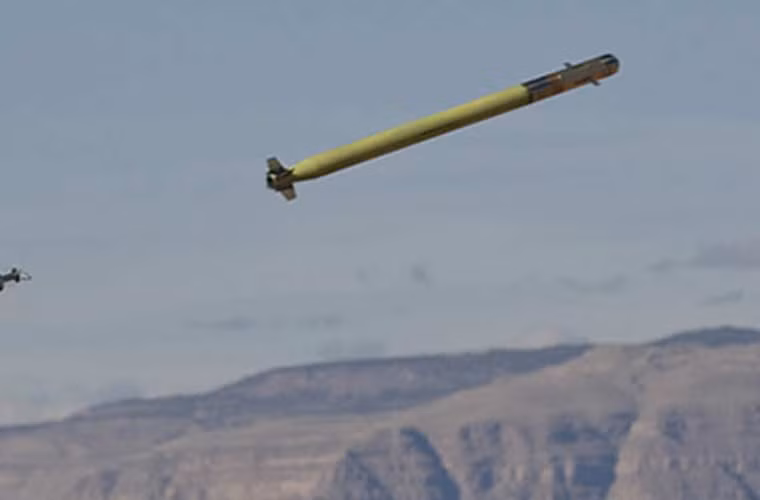 AIM-92 Stinger là biến thể không đối không của tên lửa đất đối không vác vai FIM-92 Stinger. Tên lửa nặng 16kg, lắp đầu tự dẫn hồng ngoại bị động, đầu nổ phá mảnh nặng 3kg, tầm bắn 8km với tốc độ bay Mach 2,2.