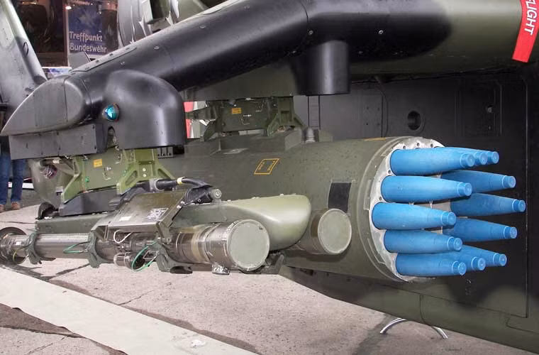 Cùng hợp đồng Hellfire, hôm 31/3, công ty Raytheon cũng công bố việc ký hợp đồng trị giá 35 triệu USD cung cấp tên lửa không đối không AIM-92 Stinger cho Hàn Quốc. Các tên lửa này sẽ được trang bị cho trực thăng AH-64E Apache phòng vệ trên không khi cần. Với mẫu vũ khí này, trực thăng Hàn Quốc sẽ có khả năng bắn hạ máy bay, trực thăng Triều Tiên.