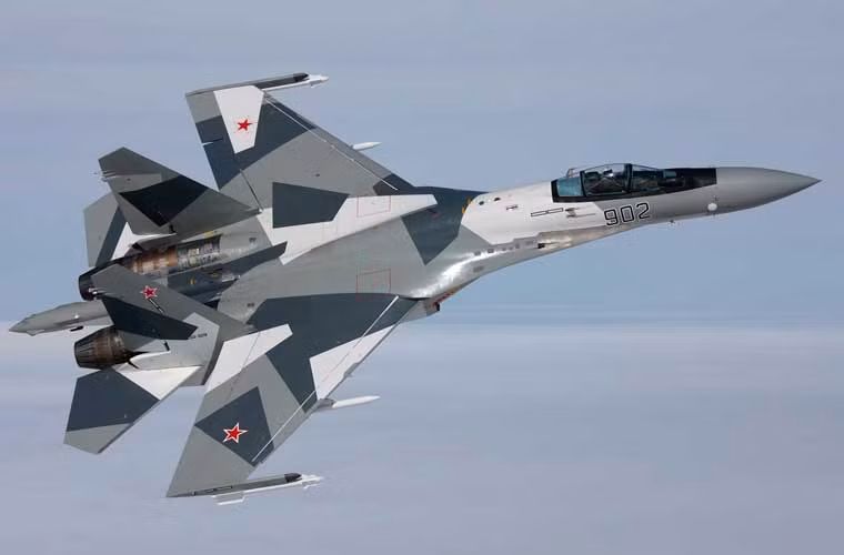 Theo đó, Phó Giám đốc Phân tích Chiến lược và Công nghệ Nga Konstantin Makiyenko từng dự đoán, Việt Nam và Indonesia, Malaysia sẽ lựa chọn mua tiêm kích đa năng Su-35 sau Su-30MK2. "Việt Nam cần phải mua thêm ít nhất là 24 chiếc Su và cũng như Indonesia, họ có thể sẽ chuyển từ việc mua Su-30MK2 sang Su-35", ông này nói trong một cuộc phỏng vấn với RIA. Và quả thật đến nay, dự đoán này đã đúng một phần khi "hàng xóm" của Việt Nam là Indonesia đã và đang xúc tiến mạnh mẽ việc sở hữu Su-35 của Nga. Su-35 là tiêm kích thế hệ 4 nhưng được tích hợp hàng loạt công nghệ thế hệ 5 như radar mạng pha, động cơ kiểm soát véc tơ lực đẩy đa chiều...
