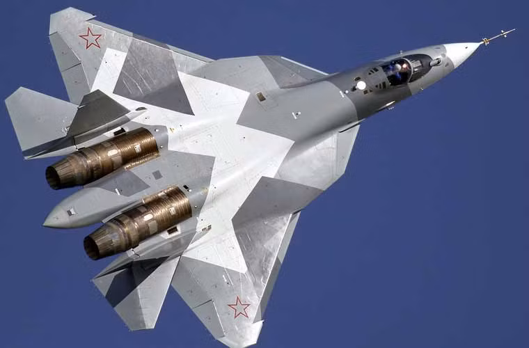 Đáng chú ý hơn, không chỉ Su-35, thậm chí các chuyên gia Nga còn từng tin rằng Việt Nam sẽ mua tiêm kích tàng hình Su-57mà công ty Sukhoi phát triển. "Sukhoi hiện có 3 khách hàng chính tại khu vực Đông Nam Á gồm Việt Nam, Indonesia và Malaysia. Tất cả họ đều là khách hàng tiềm năng của 2 mẫu máy bay chiến đấu hiện đại Su-35 Super Flanker và Sukhoi PAK FA T-50 (Su-57)”, Giám đốc tiếp thị công ty Sukhoi (Nga) Mikhail Tyukhanov tuyên bố hồi năm 2015.