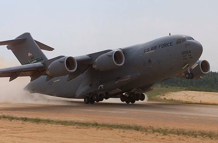 Với 4 động cơ, C-17 có thể cất cánh sau khi chạy đà 2.316m (hạ cánh cần 1.060m), tốc độ bay hành trình 830km/h, tầm bay tối đa 10.390km, trần bay hơn 13.000m.